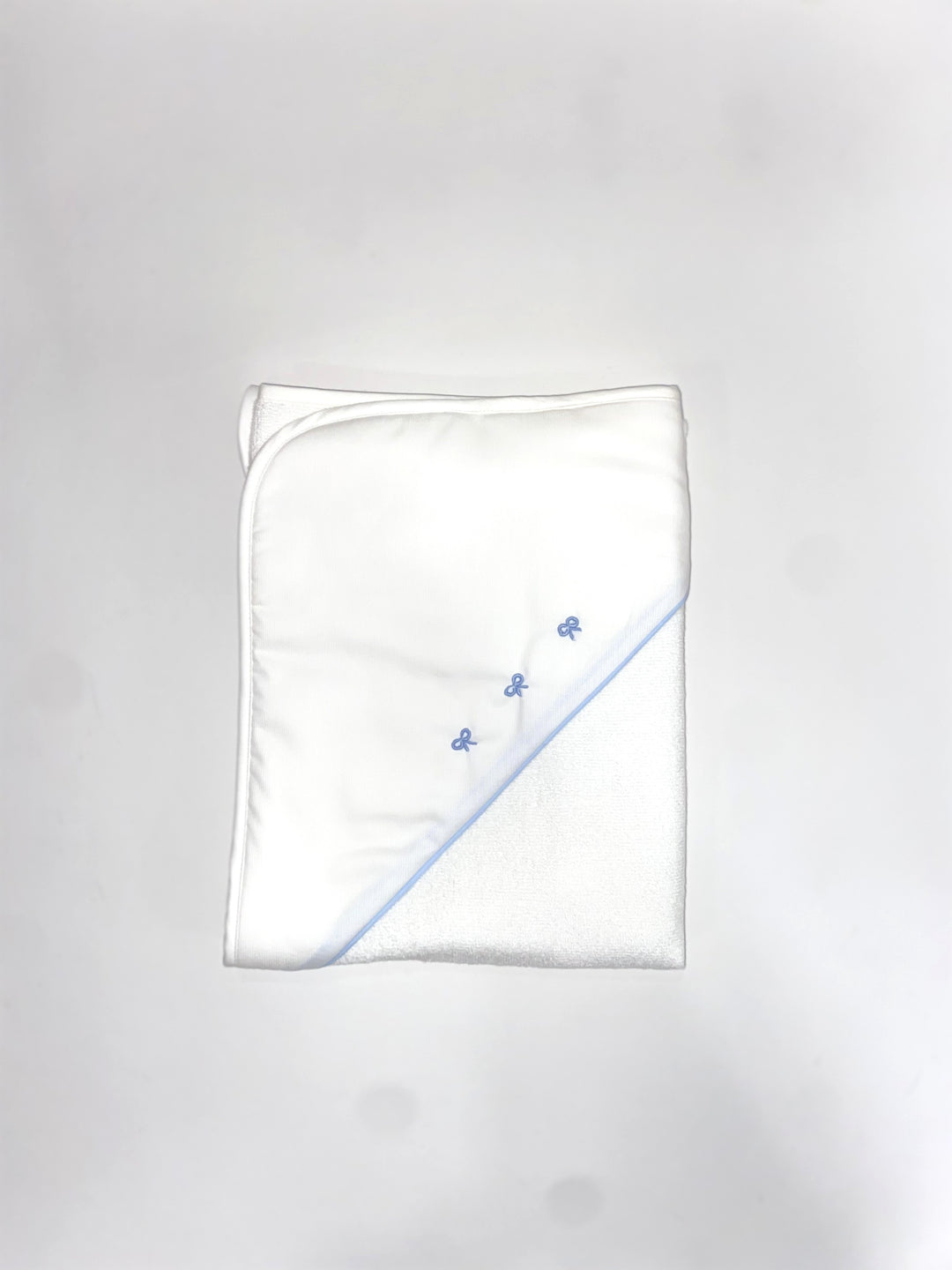 Triangolo da bagno celeste in piquet con fiocchetti ricamati AS8180 BC Teto e Tatta 