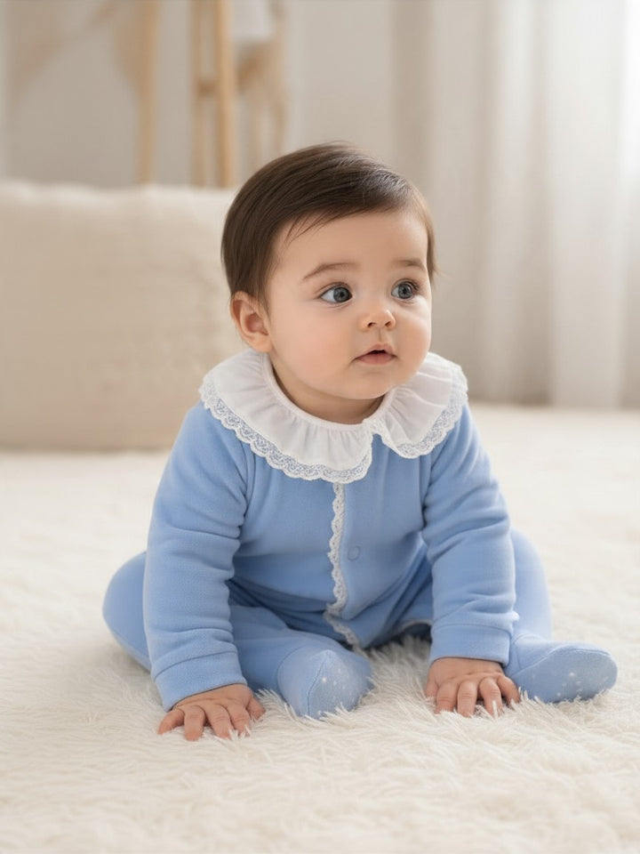 Tutina in ciniglia con dettagli in pizzo 210 CE Jogus 