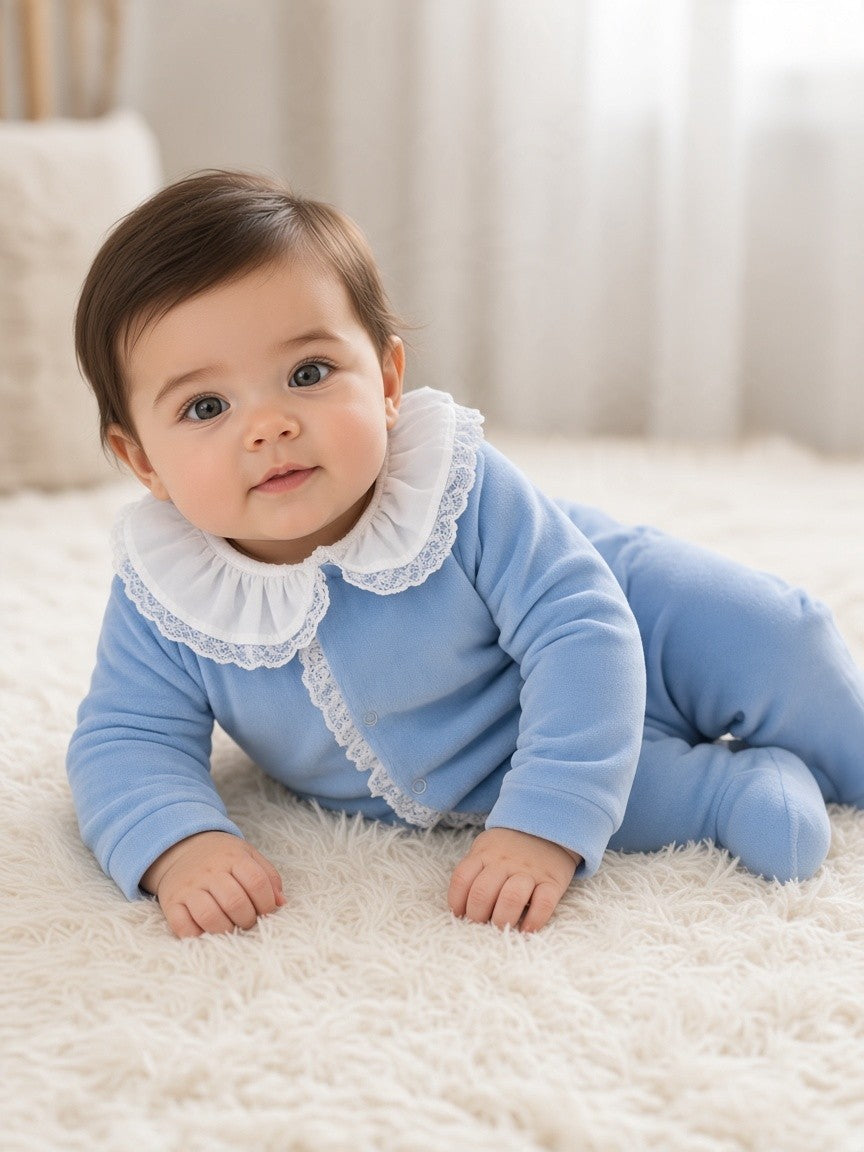 Tutina in ciniglia con dettagli in pizzo 210 CE Jogus 