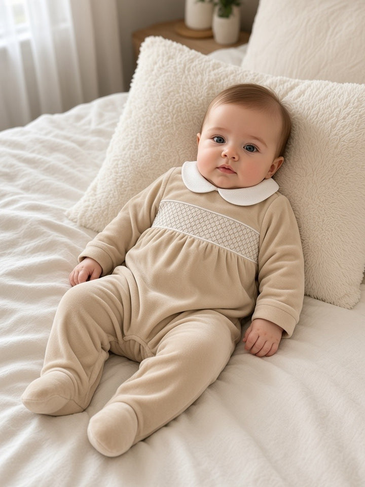 Tutina in ciniglia beige con punto smock 217 BS Jogus 