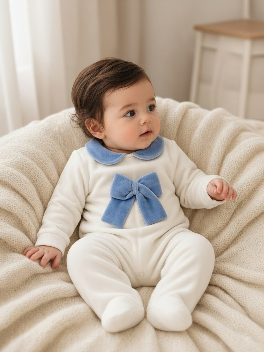 Tutina in ciniglia con fiocco azzurro<BR/> 218 BC Jogus 