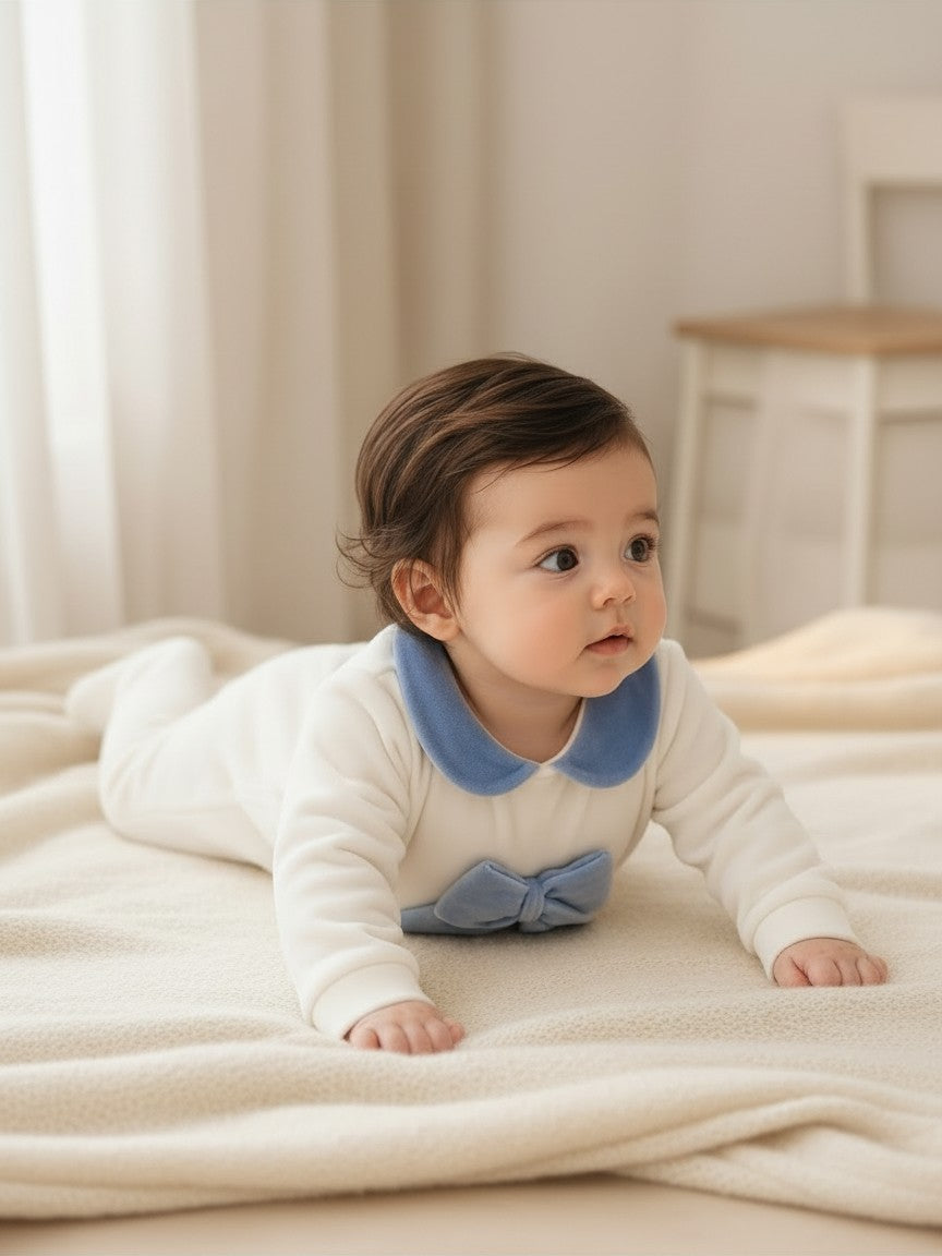 Tutina in ciniglia con fiocco azzurro<BR/> 218 BC Jogus 
