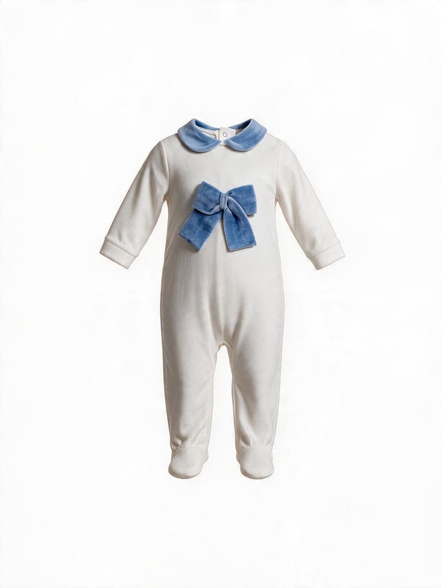 Tutina in ciniglia con fiocco azzurro<BR/> 218 BC Jogus 