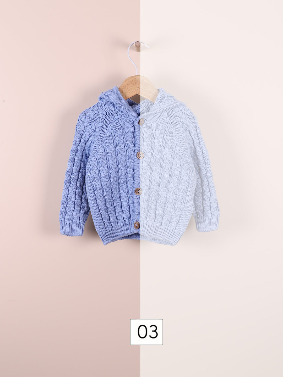 Cardigan in filo con cappuccio e trecce bianco 09308A 03 WEDOBLE 