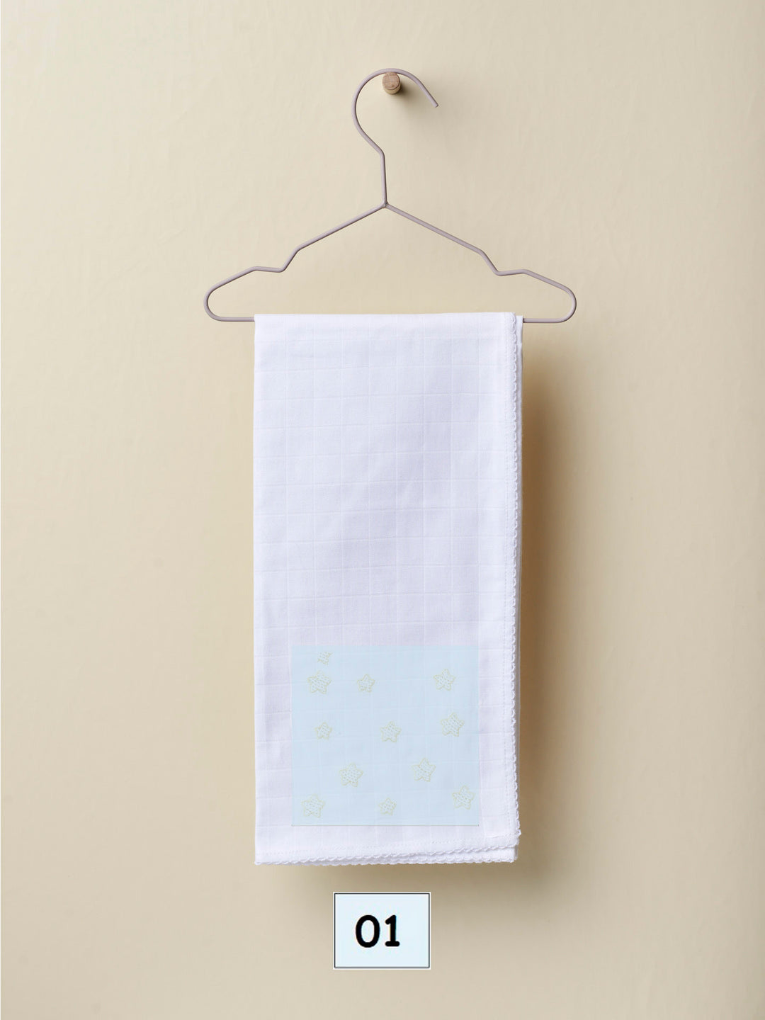 Quadrato in cotone con stelline ricamate celeste 18968E 01 WEDOBLE 