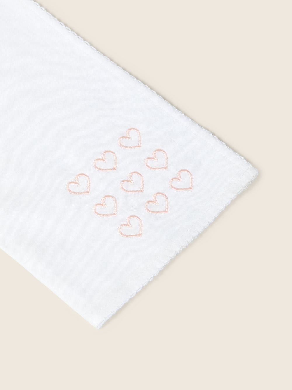 Quadrato in cotone ricamato con cuoricini rosa 18968F 02 WEDOBLE 