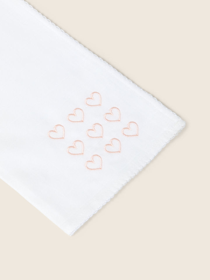 Quadrato in cotone ricamato con cuoricini rosa 18968F 02 WEDOBLE 