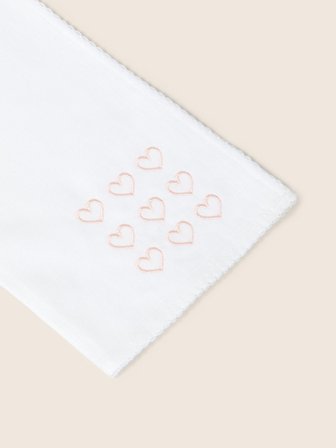 Quadrato in cotone ricamato con cuoricini rosa 18968F 02 WEDOBLE 