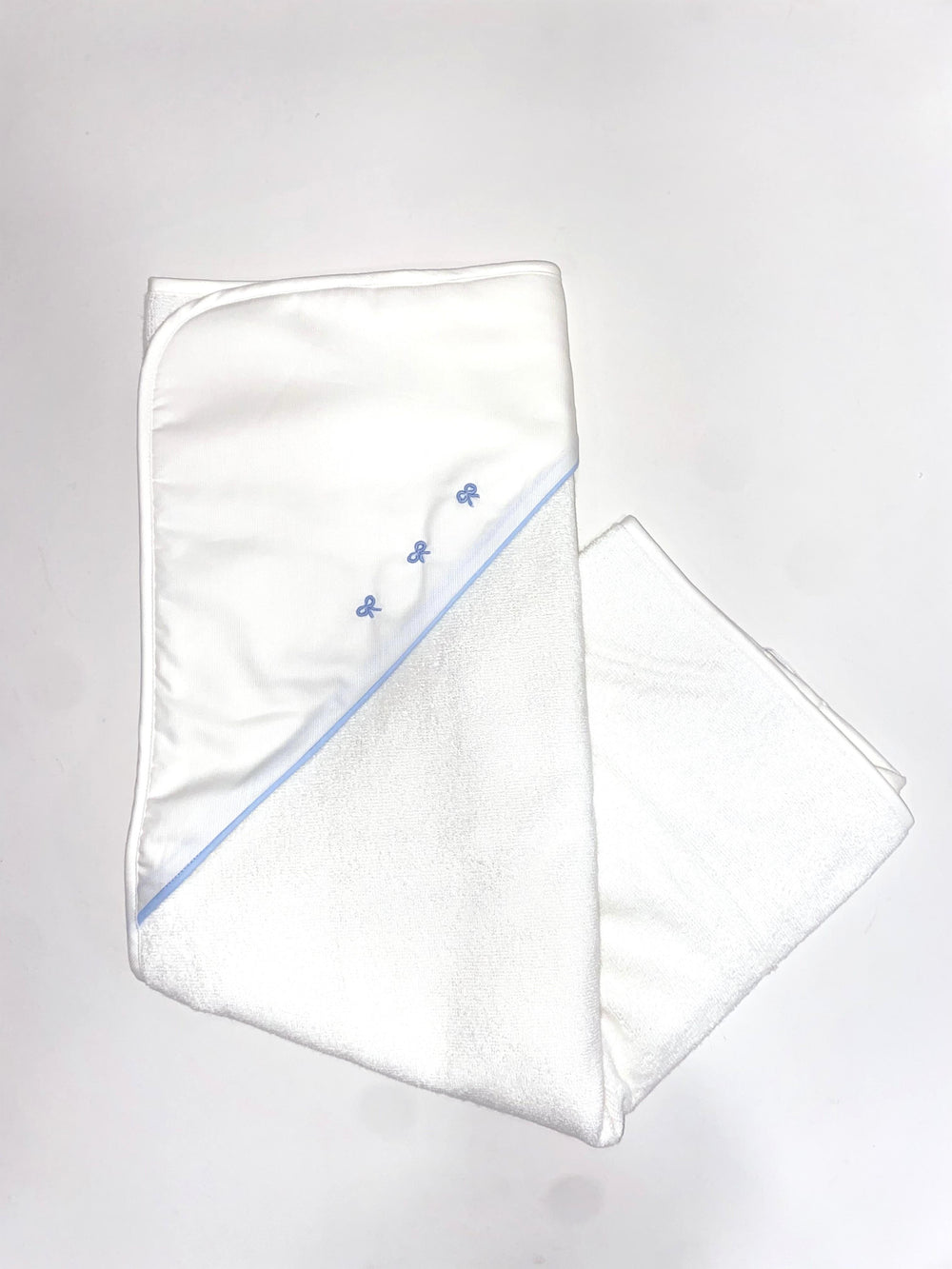 Triangolo da bagno celeste in piquet con fiocchetti ricamati AS8180 BC Teto e Tatta 