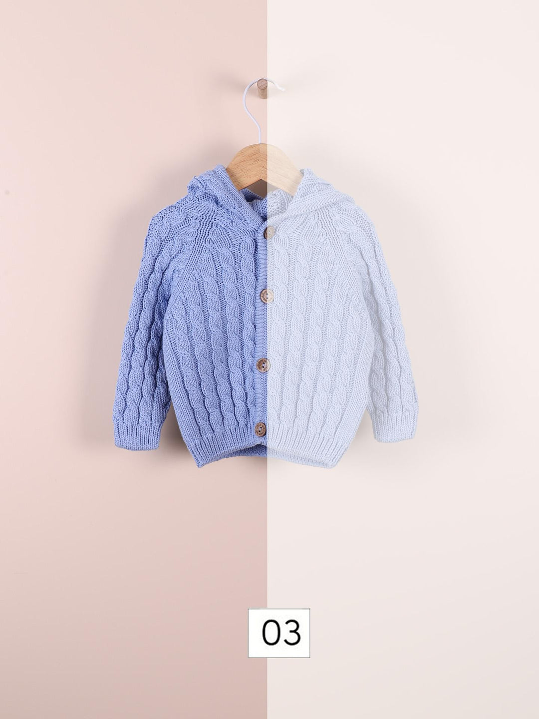 Cardigan in filo con cappuccio e trecce bianco 09308A 03 WEDOBLE 