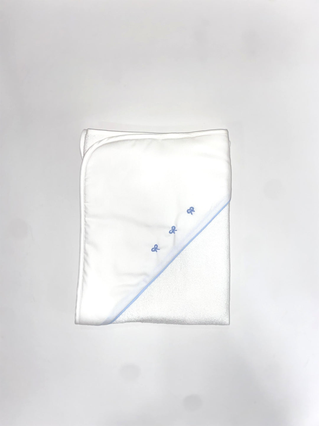 Triangolo da bagno celeste in piquet con fiocchetti ricamati AS8180 BC Teto e Tatta 