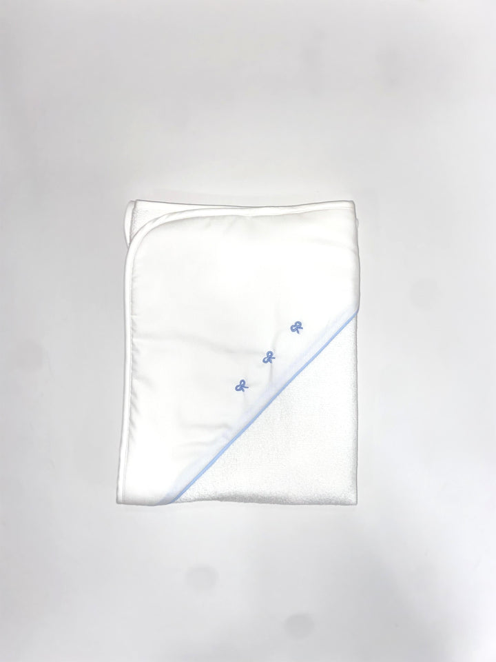 Triangolo da bagno celeste in piquet con fiocchetti ricamati AS8180 BC Teto e Tatta 