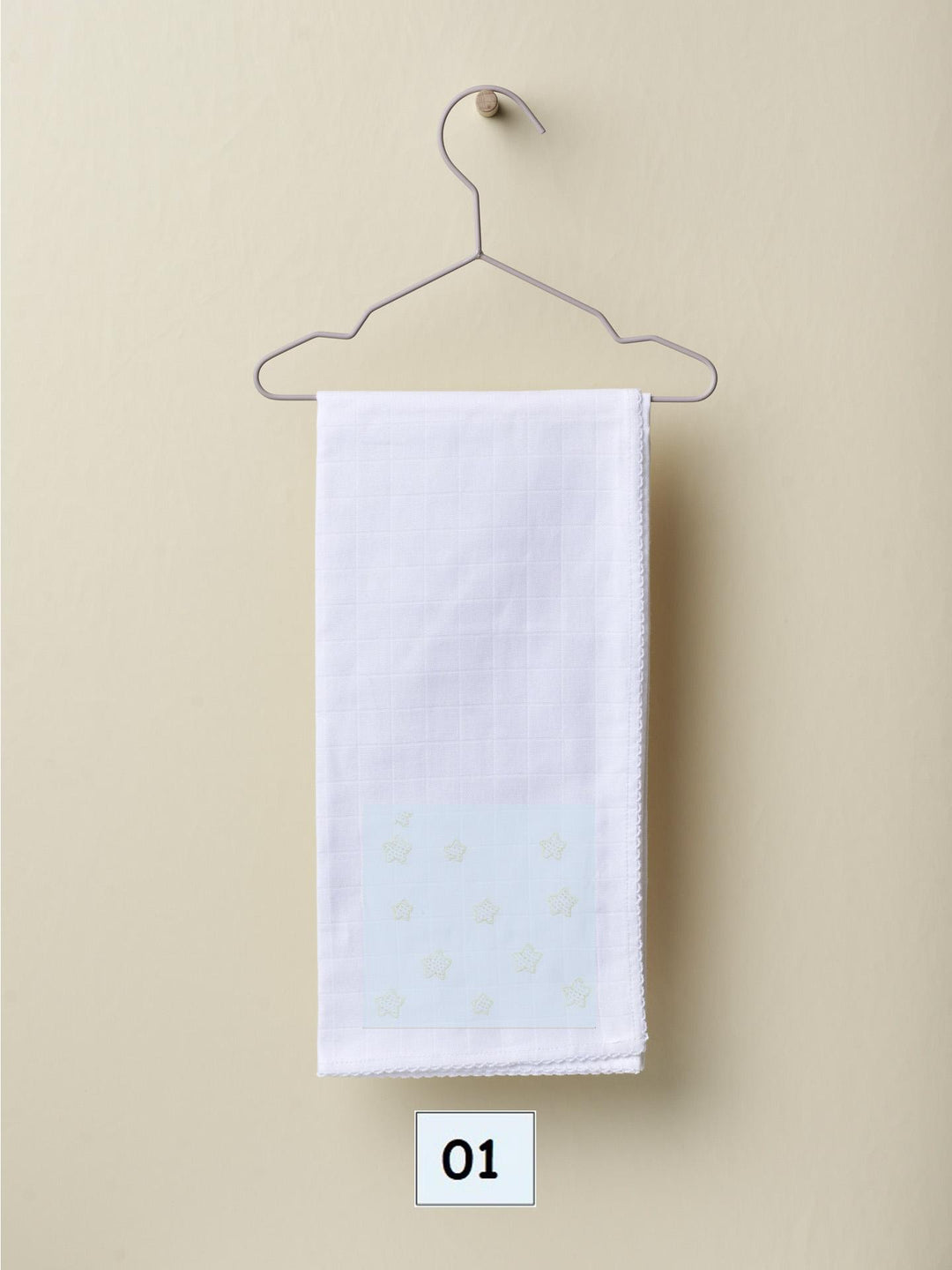 Quadrato in cotone con stelline ricamate celeste 18968E 01 WEDOBLE 
