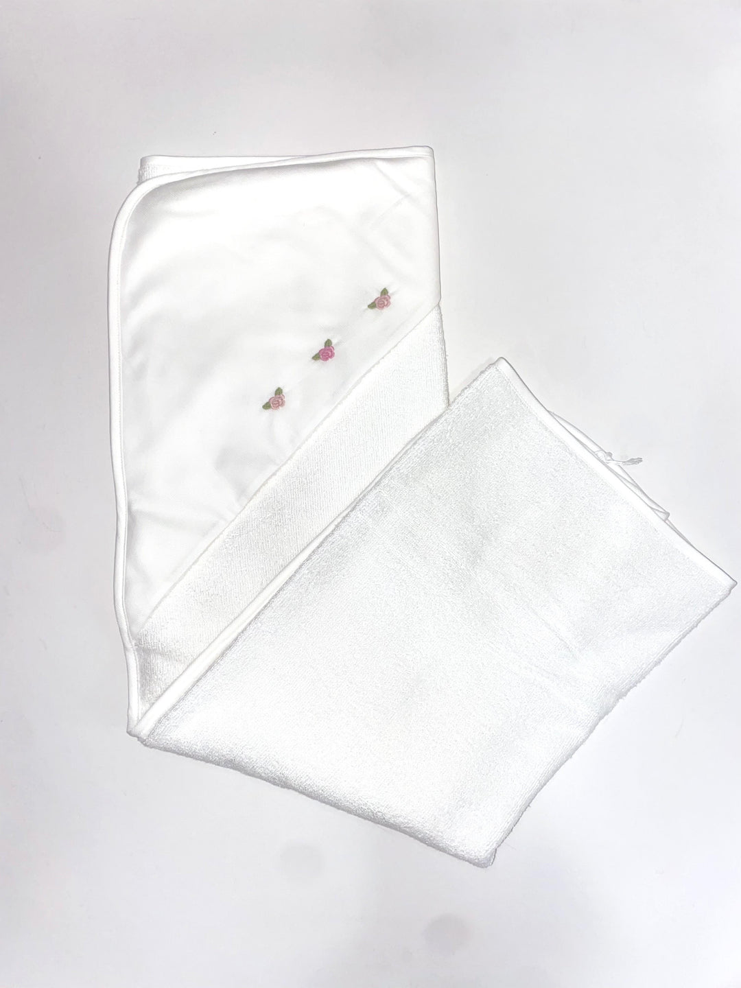 Triangolo da bagno in piquet con roselline ricamate a mano AS8000 BR Teto e Tatta 