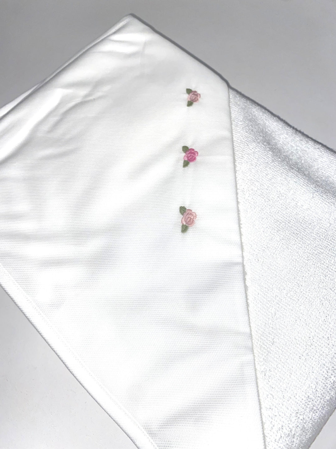 Triangolo da bagno in piquet con roselline ricamate a mano AS8000 BR Teto e Tatta 